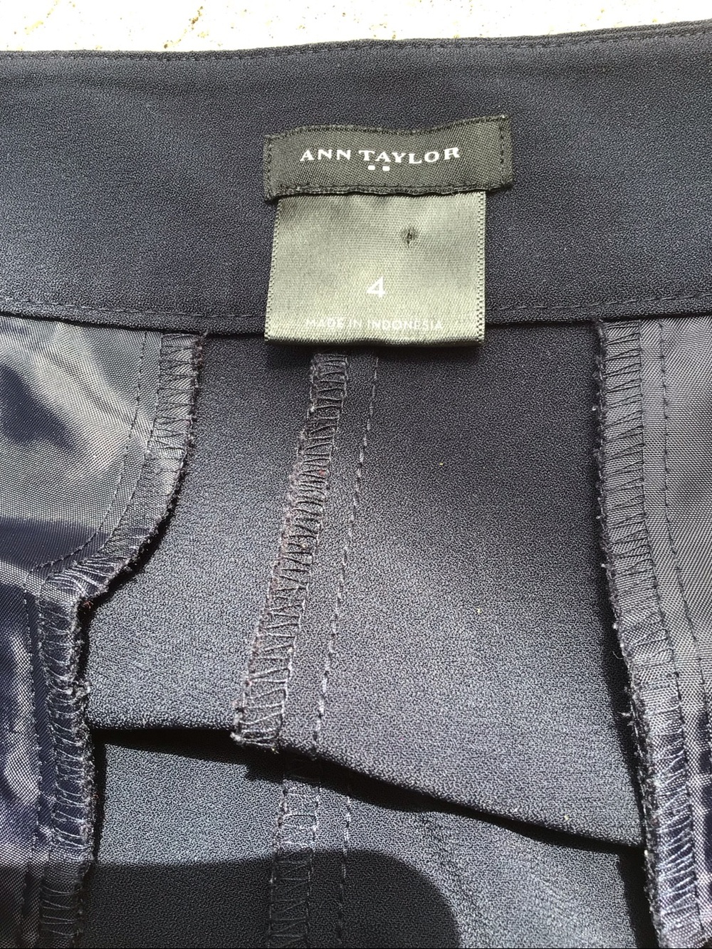 Ann Taylor navy blue pleated shorts size 4 - Picture 3 of 4
